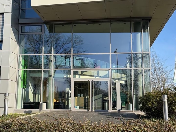 Dieselbe Glasfassade nach der Reinigung, streifenfrei und klar