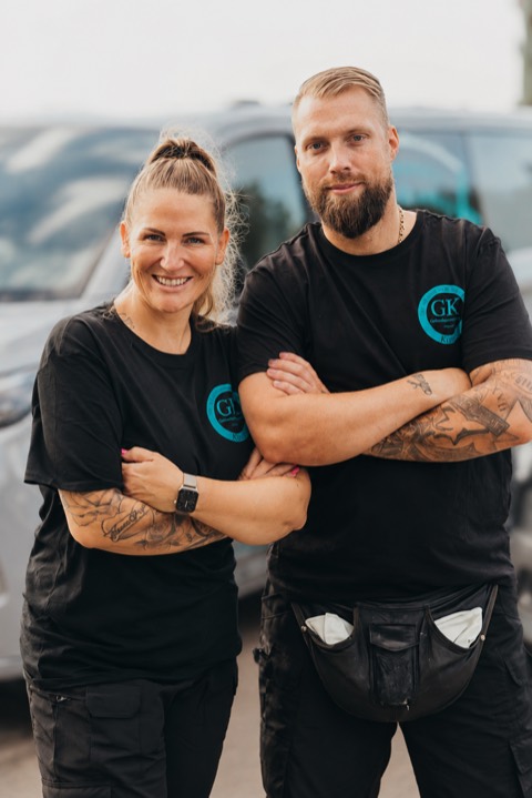 Simone und Kevin Kind, Inhaber von GK Gebäudereinigung Kind, vor dem Firmenwagen