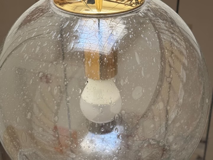 Glasleuchte nachher: klares Glas, Leuchtmittel wieder sichtbar