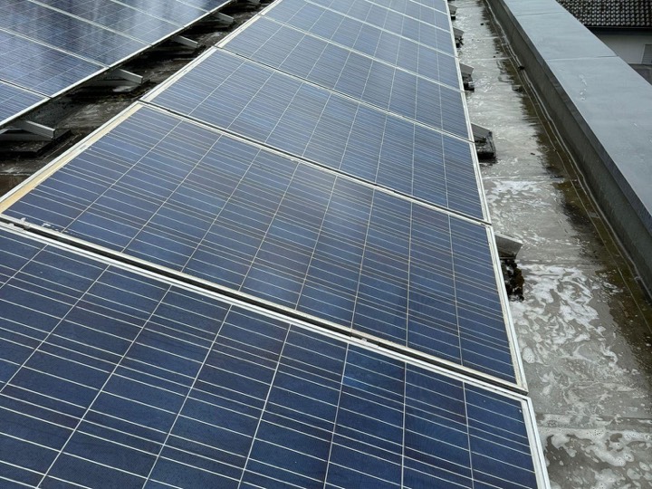 Solaranlage nachher: glänzend saubere Photovoltaik-Module