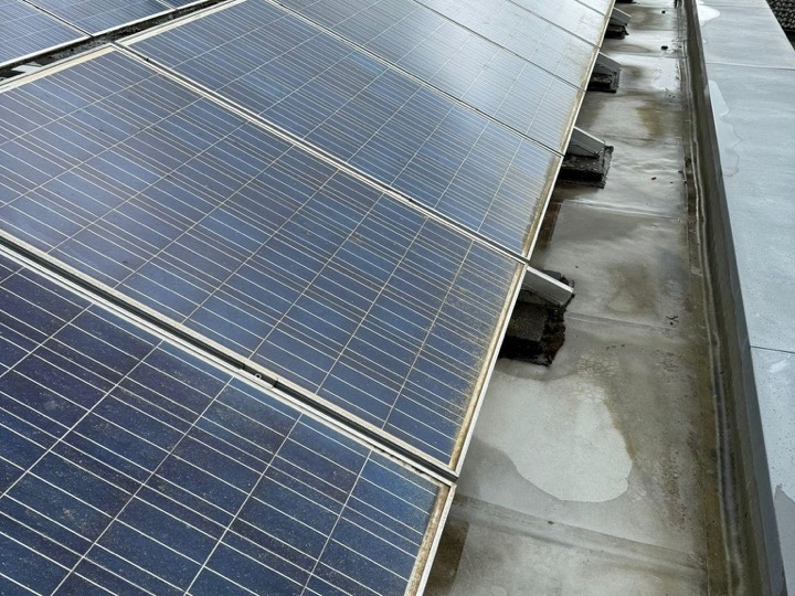 Solaranlage vorher: matte, staubige Photovoltaik-Module auf dem Dach